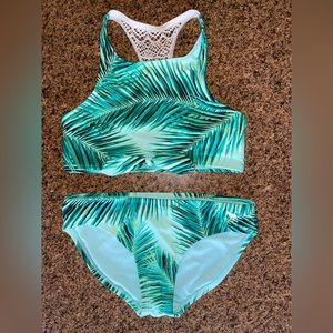 SOLD✨PRICE DROP!✨Excellent condition Abercrombie girls’ sz 13/14 aqua swim